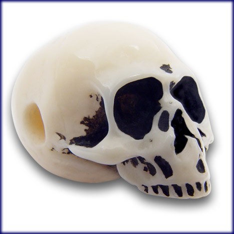 Anh&auml;nger aus Harz "Totenkopf / Skull"