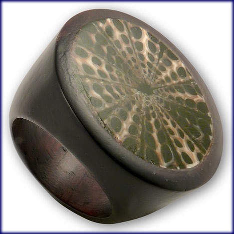 Runder Holz Ring mit Muschel Intarsien