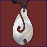 Perlmutt Anh�nger  Maori Fish Hook 