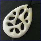 Filigraner Anh�nger aus Knochen  Carved White Tribal 