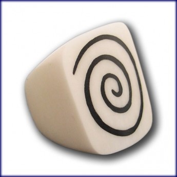 Ring aus Knochen  Schwarze Spirale 