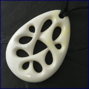 Filigraner Anh�nger aus Knochen  Carved White Tribal 