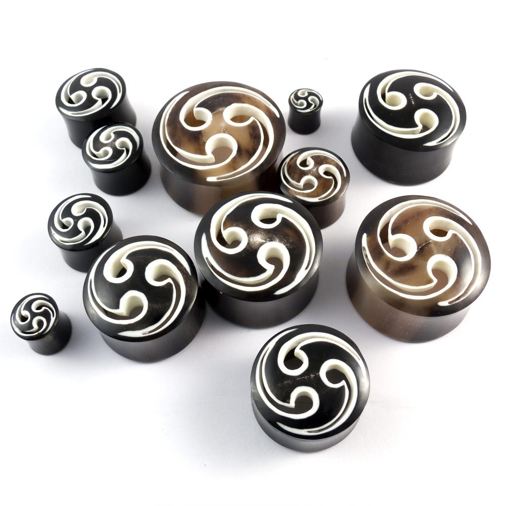 Fly Style Flesh-Tunnel Aus Horn - Triskele Tomoe Design, Double Flared